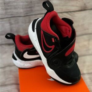 Nike Team Hustle D11 size 12 little kids
